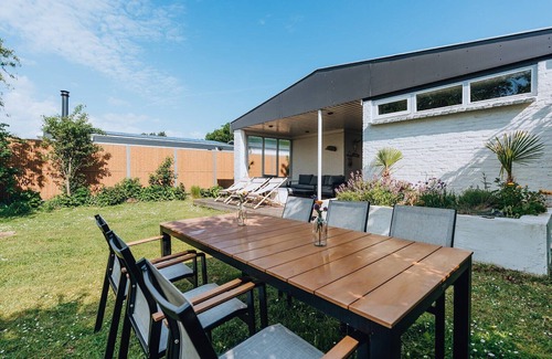 Ouddorp House | This charmingly furnished holiday home is located close to the sea and dunes. Ideal for a stay with a dog.