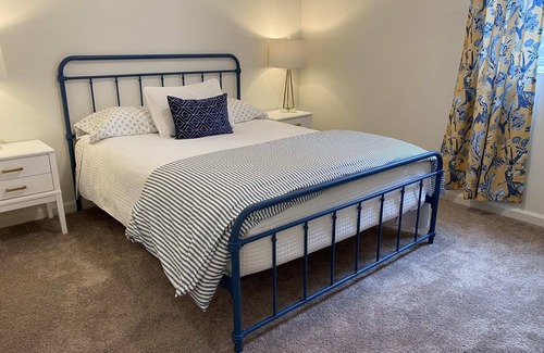 Lakeview Apartment | This Chic Retreat is Your Exclusive Getaway - Pets Too!