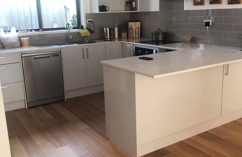 Rosebud Apartment | This cosy unit offers a prime location — walking distance tothe beach and shops
