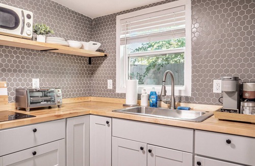 Abilene Cottage | This cottage is a 1 bedroom(s), 1 bathrooms, located in Abilene, TX.