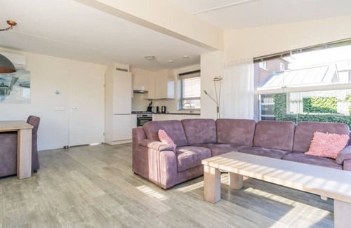 Oude-Tonge House | This detached island house has a modern appearance. The living room is on the ground floor. In the g