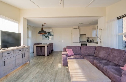 Oude-Tonge House | This detached island house has a modern appearance. The living room is on the ground floor. In the g