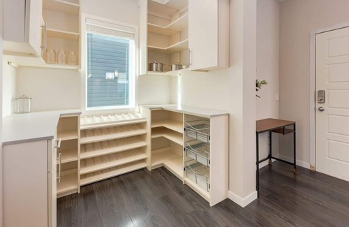 Cochrane Apartment | This guest suite is a 1 bedroom(s), 1.5 bathrooms, located in Cochrane, AB.