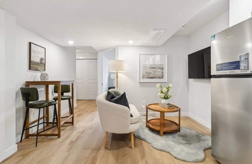 Southwest Edmonton Apartment | This guest suite is a 1 bedroom(s), 1 bathrooms, located in Edmonton, AB.
