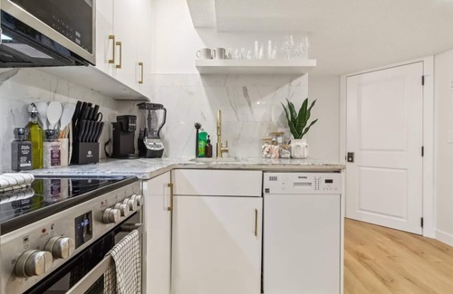 Southwest Edmonton Apartment | This guest suite is a 1 bedroom(s), 1 bathrooms, located in Edmonton, AB.