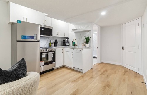 Southwest Edmonton Apartment | This guest suite is a 1 bedroom(s), 1 bathrooms, located in Edmonton, AB.