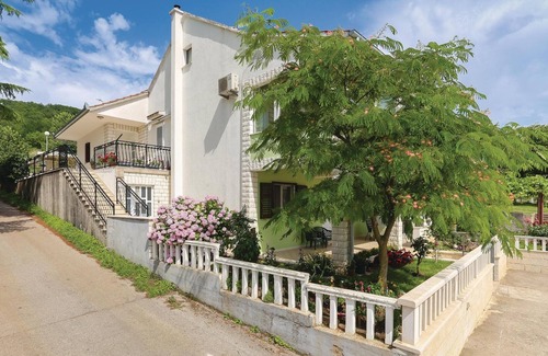 Citluk House | This holiday apartment with pool is located in the village of Bjagi, in the Dalmatian countryside.