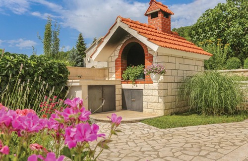 Citluk House | This holiday apartment with pool is located in the village of Bjagi, in the Dalmatian countryside.