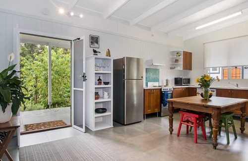 Brooklet Apartment | This holiday cottage is quaint, cosy and blends into the subtropical surrounding