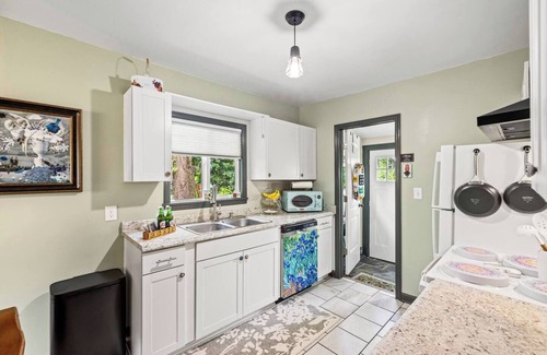 Picadome House | This house is a 2 bedroom(s), 1 bathrooms, located in Lexington, KY.