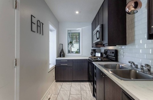 Southmoreland House | This house is a 2 bedroom(s), 2 bathrooms, located in Kansas City, MO.