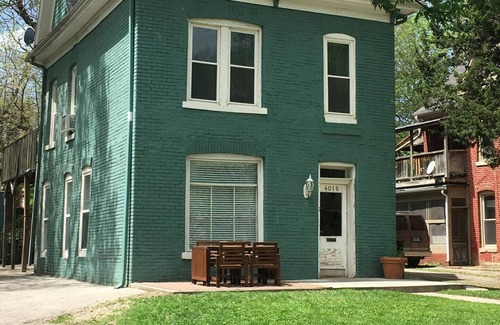 Southmoreland House | This house is a 2 bedroom(s), 2 bathrooms, located in Kansas City, MO.