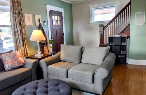 Roselawn Finance House | This house is a 3 bedroom(s), 1 bathrooms, located in Cincinnati, OH.