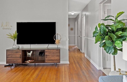 Lexington House | This house is a 3 bedroom(s), 2 bathrooms, located in Lexington, KY.