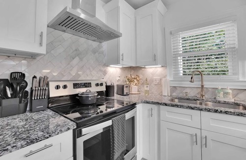Peachtree Park House | This house is a 3 bedroom(s), 2 bathrooms, located in Atlanta, GA.