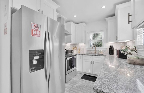 Peachtree Park House | This house is a 3 bedroom(s), 2 bathrooms, located in Atlanta, GA.