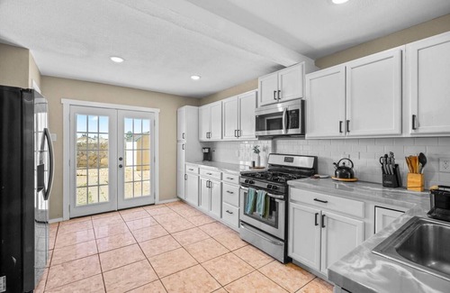 Biggs Field House | This house is a 4 bedroom(s), 2 bathrooms, located in El Paso, TX.