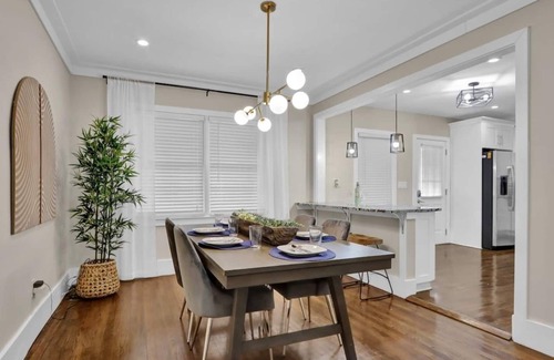 South Tuxedo Park House | This house is a 5 bedroom(s), 5.5 bathrooms, located in Atlanta, GA.