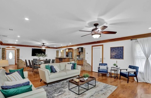 North Brookhaven House | This house is a 6 bedroom(s), 4 bathrooms, located in Atlanta, GA.