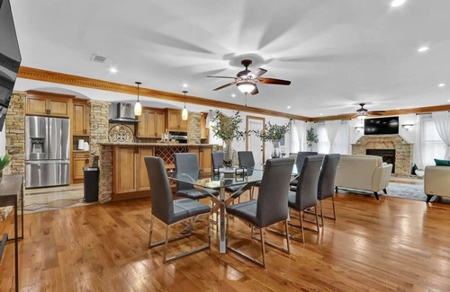 North Brookhaven House | This house is a 6 bedroom(s), 4 bathrooms, located in Atlanta, GA.