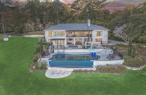 Macon House | This house is a 7 bedroom(s), 7 bathrooms, located in Lizella, GA.