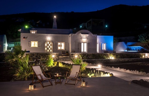 Imerovigli Villa | This immaculate, 80 m^2 and fully equipped Villa invites comfort and tranquility