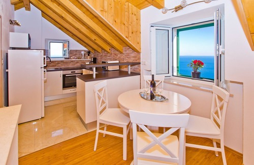 Zarace House | This is a house, with a large and astonishing view at the beach and open sea.
