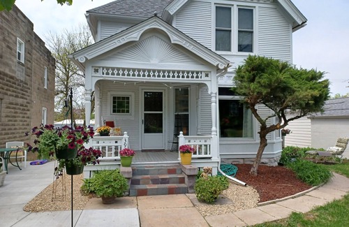 Lincoln Apartment | This is it! College View 2nd Story "Tree House" Suite 2-B