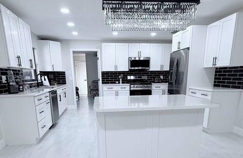 Bloomingdale House | This is it: Red Door Vacay House in Delightful Brandon with Game Room and Pool