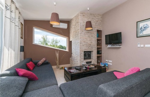 Pisarovina House | This modern vacation home is located about twenty kilometers from Zagreb in the beautiful nature, su