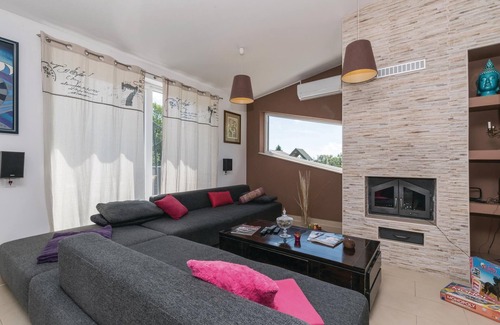 Pisarovina House | This modern vacation home is located about twenty kilometers from Zagreb in the beautiful nature, su