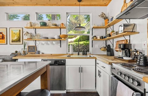 Boise House | This newly built home is perfect for a couple or traveling professional