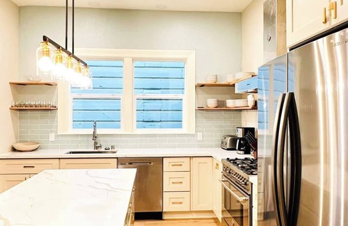 Duboce Triangle Apartment | This other is a 5 bedroom(s), 2 bathrooms, located in San Francisco, CA.