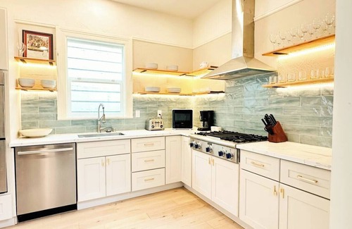 Duboce Triangle Apartment | This other is a 5 bedroom(s), 2 bathrooms, located in San Francisco, CA.