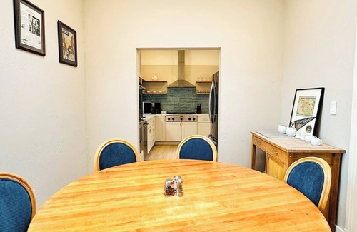 Duboce Triangle Apartment | This other is a 5 bedroom(s), 2 bathrooms, located in San Francisco, CA.