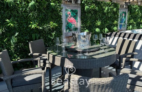 Ramsgate Apartment | This penthouse is a 2 bedroom(s), 2 bathrooms, located in Ramsgate, England.