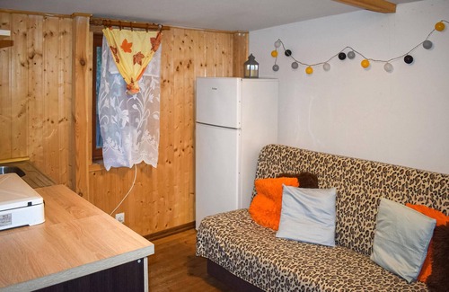 Biskupiec House | This practical hut welcomes you to Lake Dadaj for a great nature experience.
