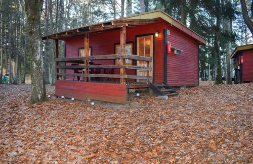 Biskupiec House | This practical hut welcomes you to Lake Dadaj for a great nature experience.