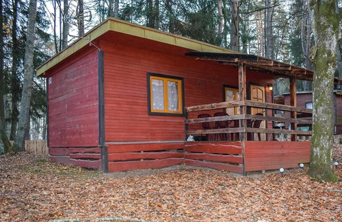 Biskupiec House | This practical hut welcomes you to Lake Dadaj for a great nature experience.