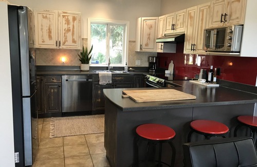 South Pandosy House | This professionally designed spacious house is perfect for holidays! LOCATION!
