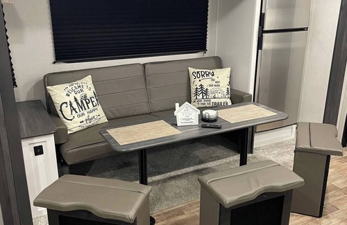Gatlinburg - Pigeon Forge House | This rv is a 2 bedroom(s), 1 bathrooms, located in Sevierville, TN.