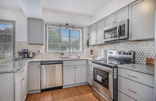 Jefferson Chalmers Apartment | This spacious upper level apartment has been fully updated for your comfort and enjoyment