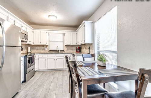 Edmond House | This townhouse is a 2 bedroom(s), 1.5 bathrooms, located in Edmond, OK.