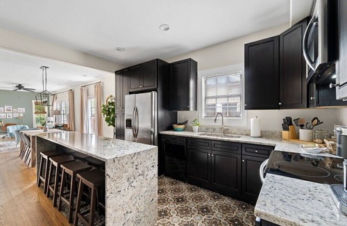Kessler Apartment | This triplex is a 3 bedroom(s), 2 bathrooms, located in Dallas, TX.
