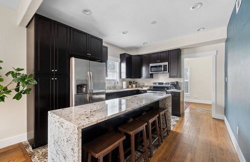 Kessler Apartment | This triplex is a 3 bedroom(s), 2 bathrooms, located in Dallas, TX.