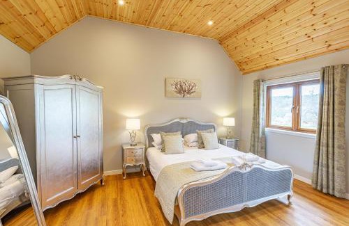 East Lewiston House | Thistle Lodge 18 with Hot Tub