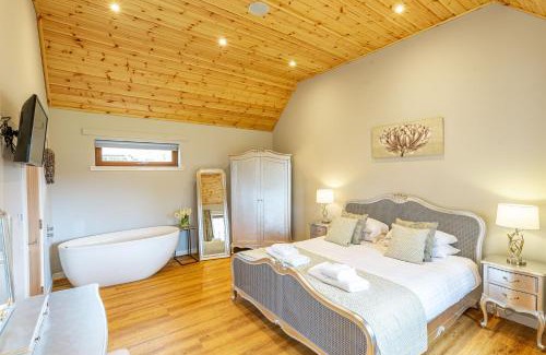 East Lewiston House | Thistle Lodge 18 with Hot Tub