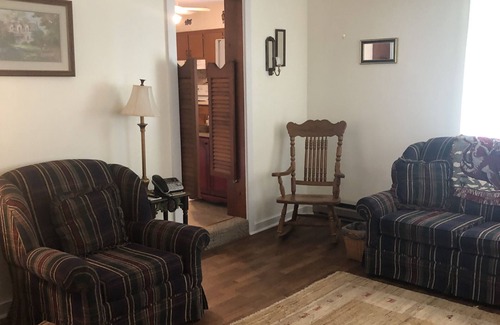 Middleburg House | Thompson’s Cottage -a cozy, clean and quiet retreat to relax .