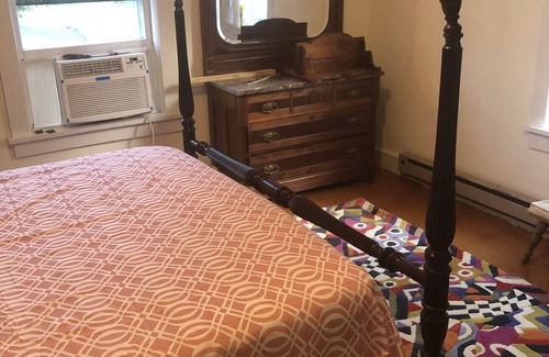 Middleburg House | Thompson’s Cottage -a cozy, clean and quiet retreat to relax .
