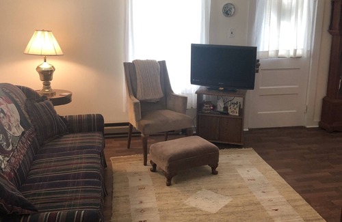 Middleburg House | Thompson’s Cottage -a cozy, clean and quiet retreat to relax .